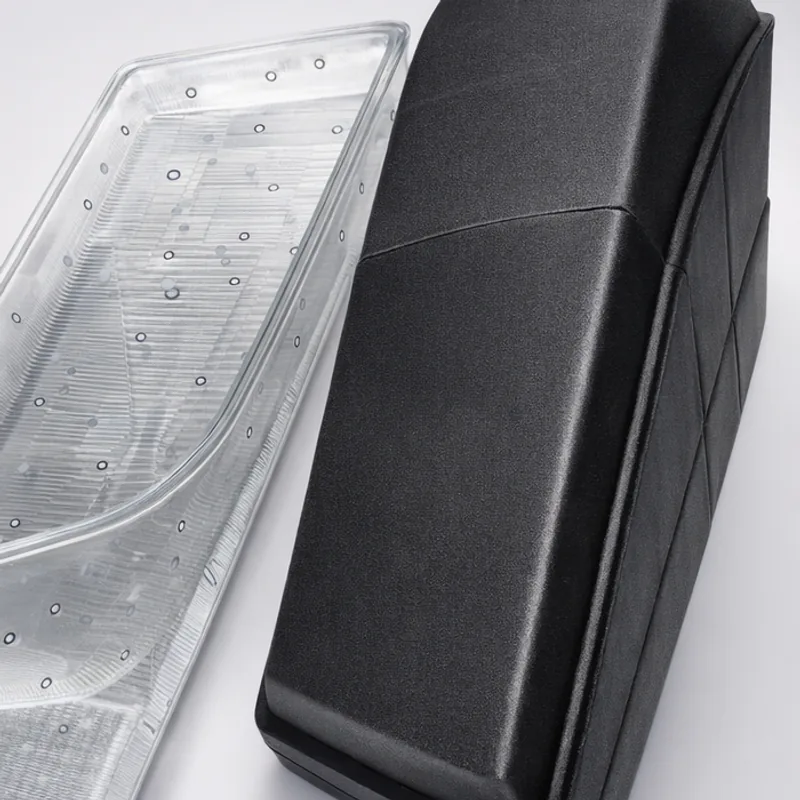 Nachgebauter LED-Scheinwerfer-Reflektor neben dem Original-Lampengehäuse – Kfz-Reverse-Engineering per 3D-Druck