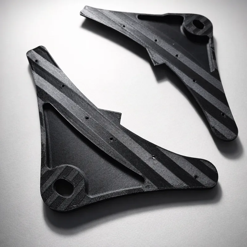 Motorsport-Carbon-Halterungen im Dual-Color-Streifenmuster – funktionaler 3D-Druck