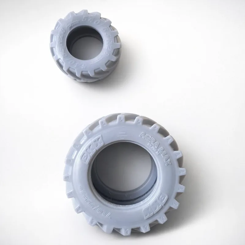 Replizierte AGRAMAX RC-Reifen mit eingedrucktem Markenlogo – 1:1-Nachbau per 3D-Druck